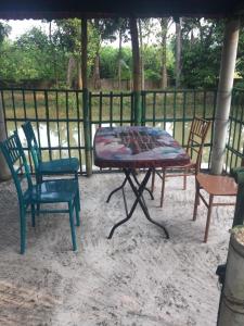 巴纳内拉斯Aminvilla resort的两张椅子和一张桌子,上面有毯子