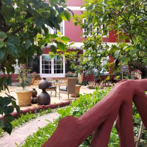 阿姆利则阿姆利则兰吉特斯瓦萨酒店的红色建筑前的花园