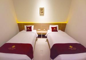 泗水Hadi Park的小房间设有两张床