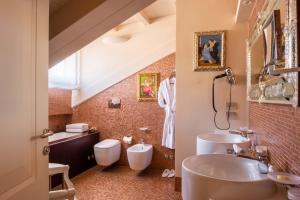 威尼斯摩里斯科酒店的一间带水槽和卫生间的浴室