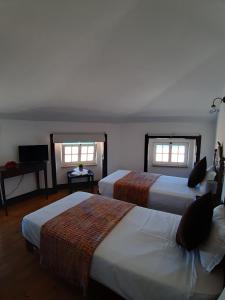 纳扎雷里巴马酒店的酒店客房设有两张床和电视。