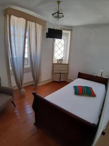 纳扎雷里巴马酒店的一间卧室配有一张床和一台电视