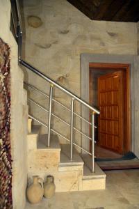 格雷梅Luwian Stone House的一座带木门的建筑中的楼梯