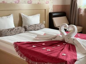 大特尔诺沃Hotel Anhea的一张带两个天鹅的毛巾床