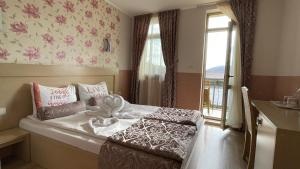 大特尔诺沃Hotel Anhea的小房间设有一张带窗户和窗户的床