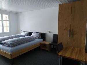 Lichtensteig克恩迪特瑞胡波餐厅酒店的一间卧室配有一张床和一个木制橱柜