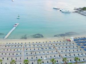 普拉迪斯亚罗斯Mykonos Dove Beachfront Hotel的享有海滩的空中景致,配有遮阳伞和船只