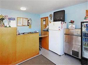East Wareham大西洋汽车旅馆的厨房配有白色冰箱和台面