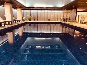 贝洛奥里藏特Ouro Minas Hotel Belo Horizonte, Dolce by Wyndham的大楼内的大型游泳池
