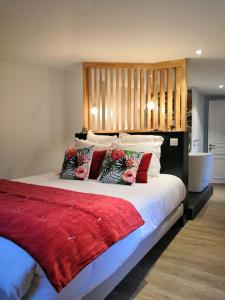 克莱蒙费朗5尚布勒别墅酒店的一间卧室配有一张带红色和白色枕头的大床
