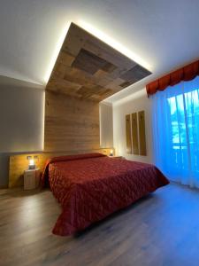 莫埃纳斯艾姆皮昂酒店的一间卧室配有一张红色床罩的床