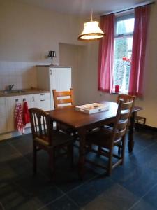 DommelenVakantiehuis In het Voorhuis的一间厨房,内设一张木桌和椅子