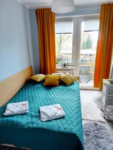 翁格罗维茨Apartament Wągrowiec, Gabi - Remigiusz Kiszka的一间卧室配有一张带两个枕头的床