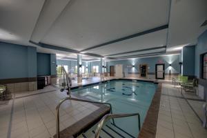 育空俄克拉荷马城西育空快捷假日&套房酒店的大型建筑中的大型游泳池