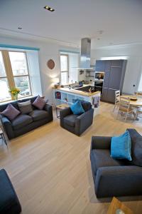 奥克尼Northlight Apartments - The Loom的一间带两张沙发的客厅和一间厨房