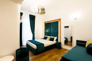 斯培西亚阿特姆斯菲旅馆 - 拉斯佩齐亚渔村的酒店客房,配有床和沙发