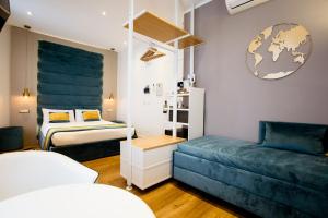 斯培西亚阿特姆斯菲旅馆 - 拉斯佩齐亚渔村的小房间设有床和沙发