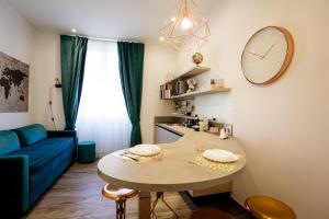 斯培西亚斯培西亚五渔村套房公寓的客厅配有桌子和蓝色沙发