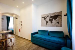 斯培西亚斯培西亚五渔村套房公寓的客厅配有蓝色的沙发和墙上的地图