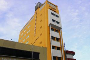 蒙特雷El Regio的黄色的建筑,上面有钟