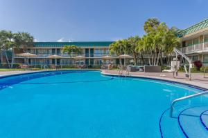 Ocean Breeze Inn Vero Beach内部或周边的泳池