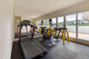 蒙特雷山谷康福特茵酒店的健身中心和/或健身设施