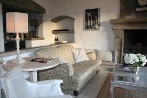 弗朗斯胡克Franschhoek Pass Villa的客厅配有沙发和桌子