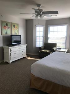 加尔维斯敦Holiday Inn Club Vacation Galveston Seaside Resort的一间卧室配有一张床和一台平面电视