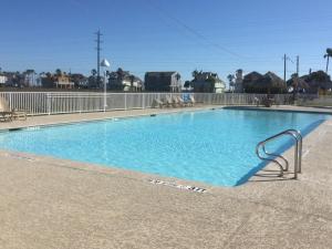 加尔维斯敦Holiday Inn Club Vacation Galveston Seaside Resort的蓝色海水大型游泳池