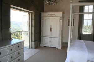弗朗斯胡克Franschhoek Pass Villa的一间卧室配有一张床、一个梳妆台和一扇窗户。