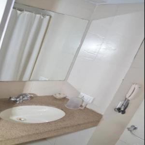 瓜廖尔Regency Square Hotel的白色的浴室设有水槽和镜子