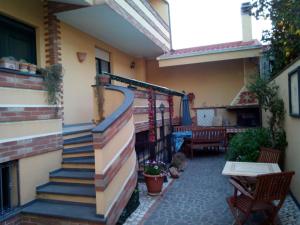卡布拉斯斯特拉玛琳娜酒店的户外庭院设有楼梯和桌椅