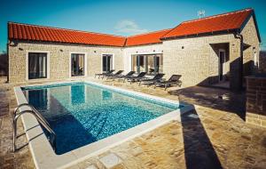 普利拉卡Luxury Villa Mala的一座房子后院的游泳池