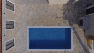 普利拉卡Luxury Villa Mala的墙上有蓝色的屏风的砖墙