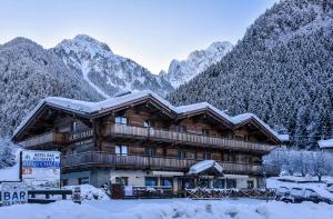 斯基尔帕里奥Alpen Chalet的雪中山中的小木屋