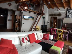 VerrayesBaita di charme con vista meravigliosa的客厅配有带色彩缤纷枕头的白色沙发