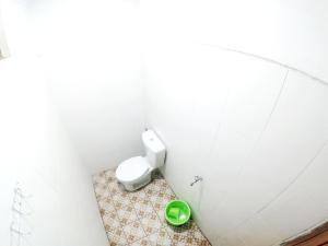 班图尔South City Homestay in Wirokerten的浴室设有白色卫生间和绿色碗
