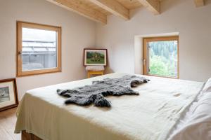 维哥迪法萨La casa!的一间卧室配有一张床,床上有毛皮毯子