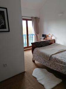 Monguillem勒柴亚玛吉纳克旅馆的一间卧室设有两张床和窗户。