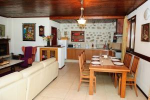 班斯科Self Catering Chalet Kulina的用餐室以及带桌子和沙发的厨房。