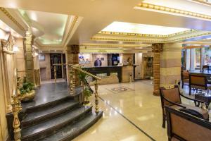 开罗扎耶德酒店的大楼内带楼梯的大堂