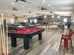 新布朗费尔斯Sun Retreats Texas Hill Country的配有桌椅的房间的台球桌