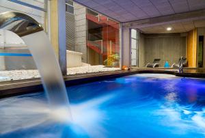 阿尔玛格鲁Hotel Spa La Casa del Rector Almagro的一个带喷泉的酒店客房的游泳池