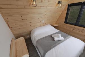 Saint-Christo-en-JarezÔ TIPI LODGE的小木屋内一间卧室,配有一张床