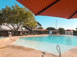 新布朗费尔斯Sun Retreats Texas Hill Country的一个带红色屋顶的大型游泳池
