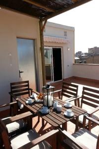 巴塞罗那Apartamentos Turísticos Tenor by Bossh Hotels的天井上的木桌和椅子