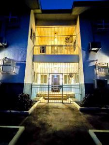 阿布贾Cosmetro Homes Abuja的大楼入口,设有大门