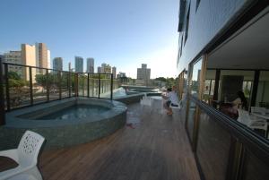 纳塔尔Ilusion Flat -Natal的大楼顶层带热水浴池的阳台