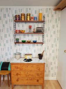 基尔Nostalgirum的一间厨房,内设一个木制梳妆台