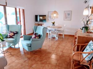 桑特柳伊斯Marmirada的客厅配有蓝色的椅子和桌子